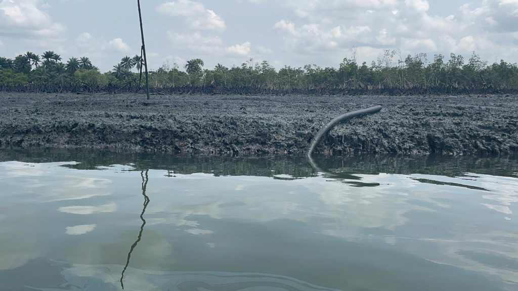 "Bunker" pipes on the water, polluting water near Port Harcourt, Nigeria