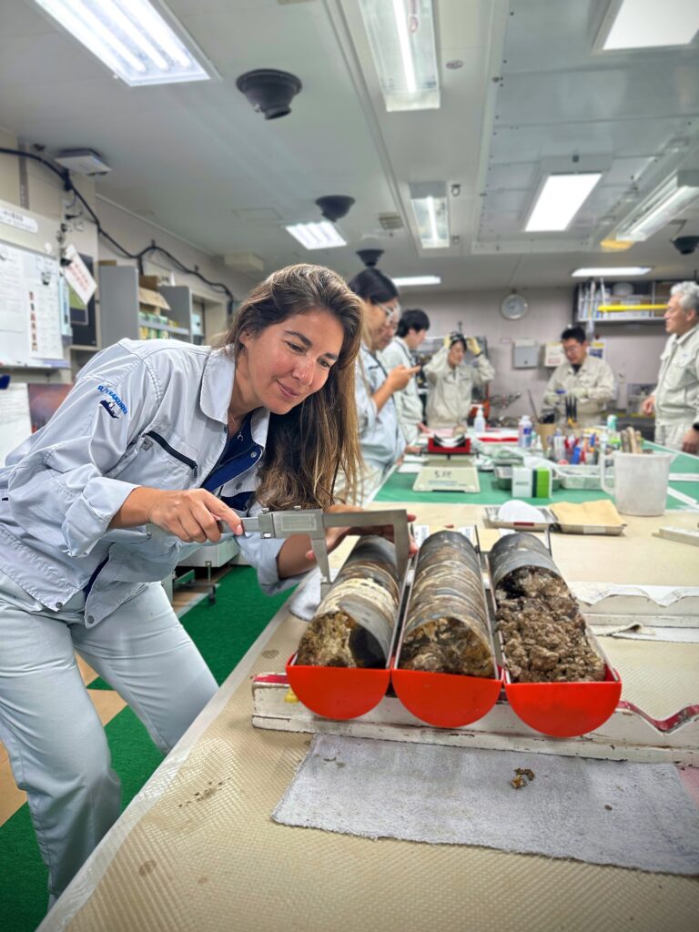 Lucía Villar-Muñoz, oceanographer and postdoctoral researcher in the Department of Geophysics at the University of Chile, in her lab.