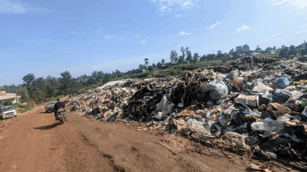 Accumulated waste occupying the road at dumpside (Mboh Promise)