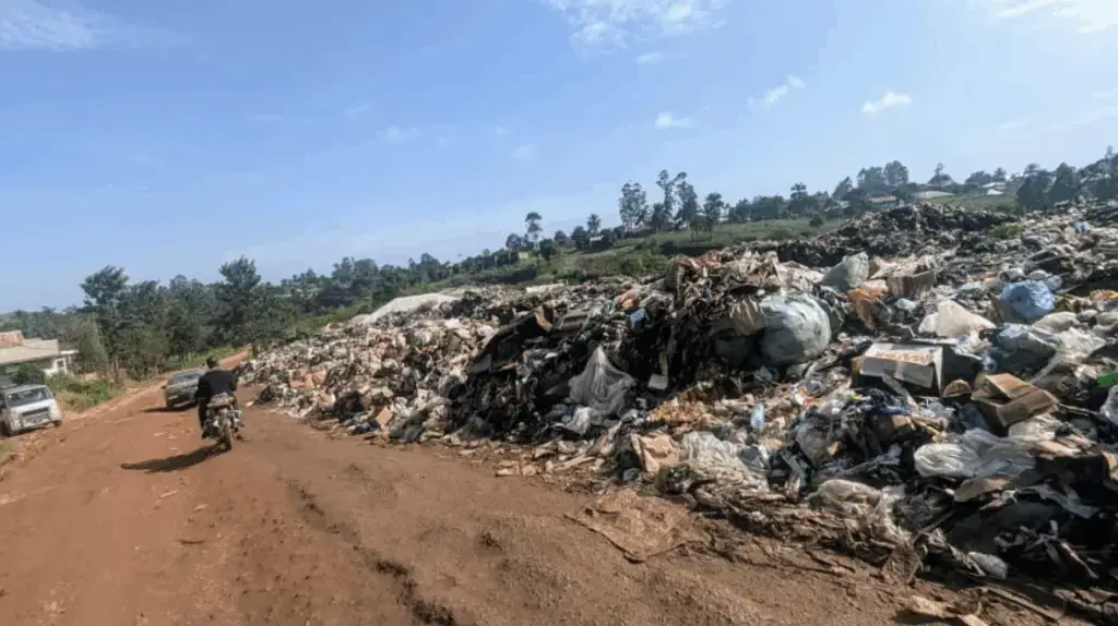 Accumulated waste occupying the road at dumpside (Mboh Promise)